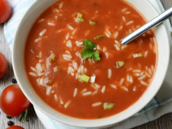Prosta zupa pomidorowa z ryżem: domowy przepis krok po kroku bez wysiłku