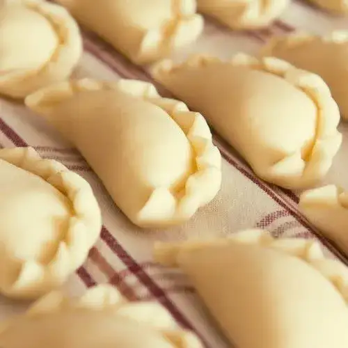 Domowy przepis na ciasto pierogowe: Sekrety idealnego ciasta i pysznych okras
